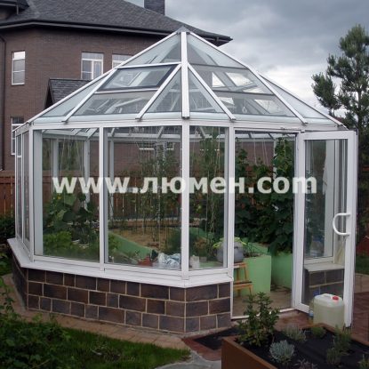 Восьмигранная теплица с растениями