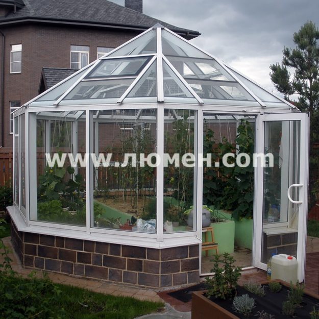 Восьмигранная теплица с растениями